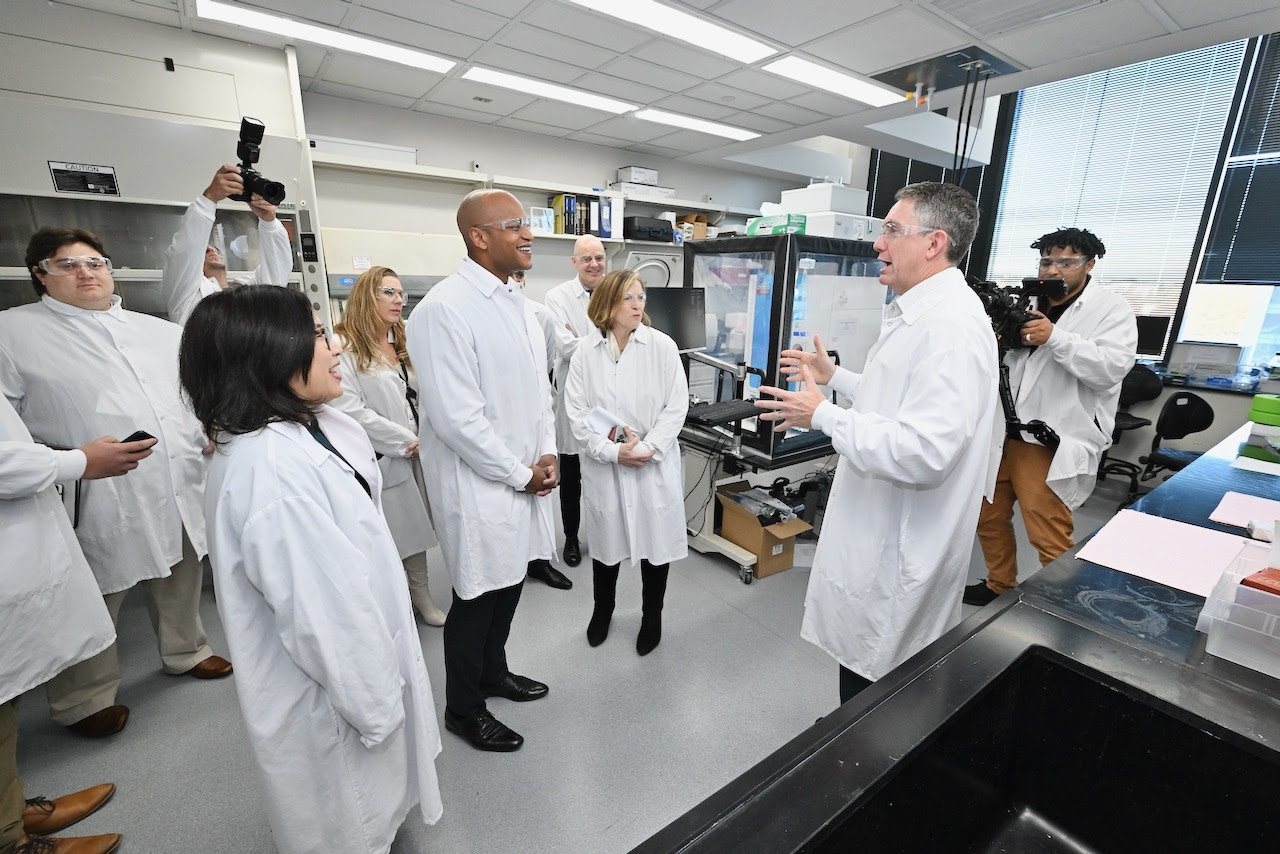 Governor Moore visits a lab at AstraZeneca Gaithersburg